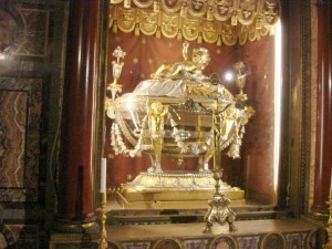 M_StMaryMajor The Confessio believed to contain relics of the Crib of Bethlehem